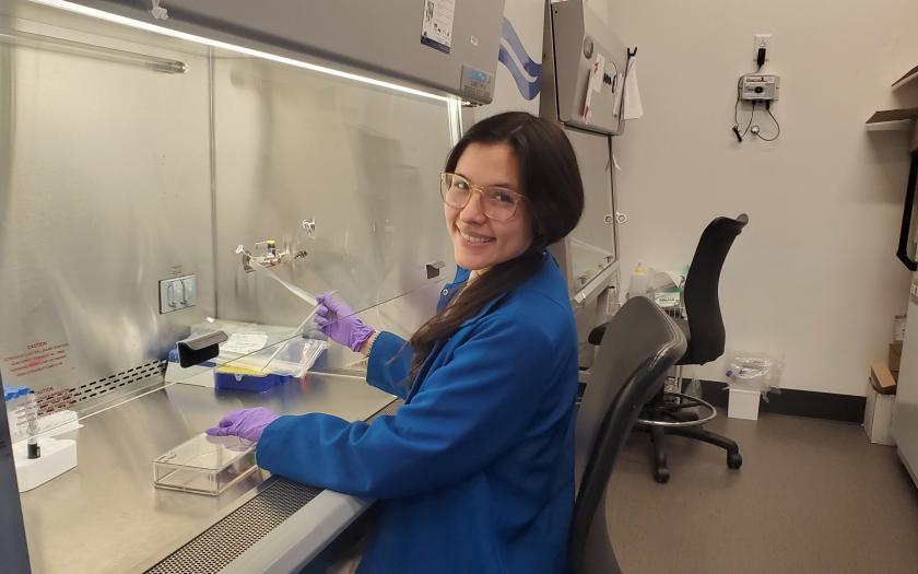 Carolina Gomez Casas in a lab