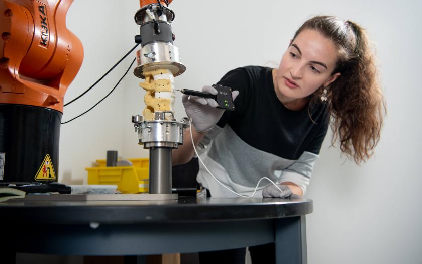 Josephine Kalshoven working on a spinal cord on a machine